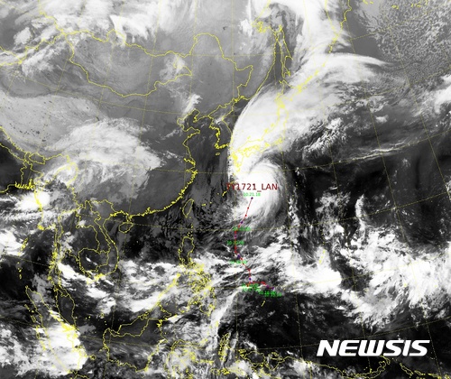 【제주=뉴시스】우장호 기자 = 기상청에 따르면 태풍 '란'은 22일 현재 일본 오키나와 동북동쪽 약 620㎞ 부근 해상에서 시속 45㎞의 빠른 속도로 북북동진하고 있다. 사진은 태풍 란 위성 촬영 모습. (사진=기상청 제공). woo1223@newsis.com