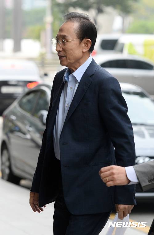 【서울=뉴시스】김진아 기자 = 이명박 전 대통령이 27일 오후 서울 강남구 삼성동 사무실로 들어가고 있다. 이명박 전 대통령은 블랙리스트 관련 논란에 휩싸인 동시에 군사 보안시설인 국군 기무부대 내 테니스장을 퇴임 이후에도 이용했다는 의혹을 받고 있다. 2017.09.27. bluesoda@newsis.com