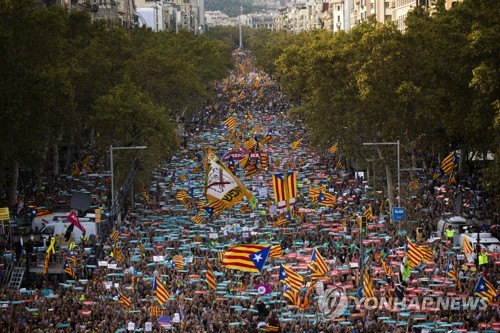 21일(현지시간) 카탈루냐 주도 바르셀로나 도심에서 열린 스페인 정부에 대한 항의 시위[AP=연합뉴스]