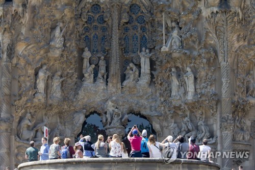 스페인 바르셀로나 사그라다 파밀리아 성당을 찾은 관광객들[EPA=연합뉴스]