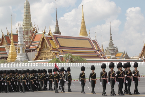 태국 왕실 근위대가 푸미폰 국왕 장례식 행렬을 이끌며 왕궁 앞을 지나고 있다.