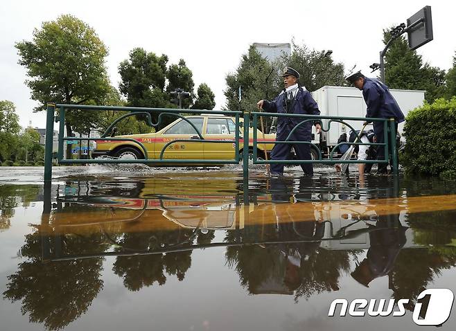 제21호 태풍 란의 영향으로 23일 침수된 일본 도쿄시내의 한 도로. © AFP=뉴스1