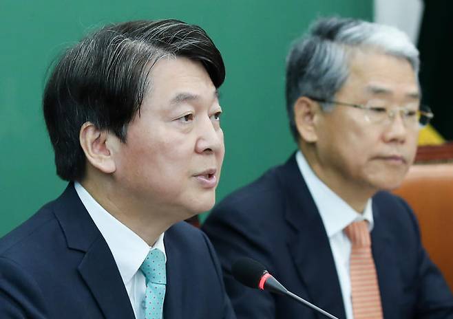 안철수 국민의당 대표가 23일 오전 국회에서 열린 최고위원회의에서 발언하고 있다. 오른쪽은 김동철 원내대표. /연합뉴스