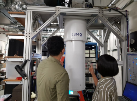 2017년 8월 24일(현지시간) 미국 뉴욕주에 위치한 IBM 토마스왓슨 리서치센터 Q랩 연구소를 방문한 기자가 연구원(오른쪽)으로부터 IBM의 양자컴퓨터에 대한 설명을 듣고 있는 모습. / 심민관 기자