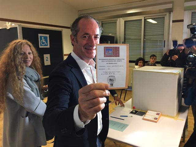 이탈리아 베네토 주지사 22일 산 벤데미아노에서 베네토주의 자치권 확대 여부를 묻는 주민투표에 참여해 자신의 투표용지 표지를 내보이고 있다. EPA 연합뉴스