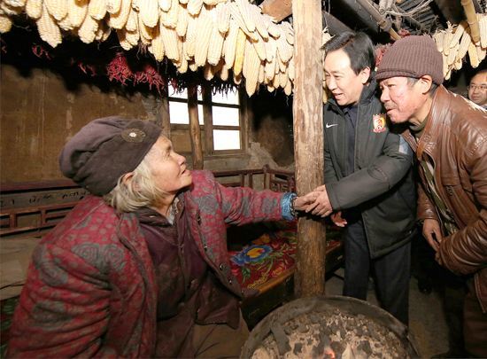 쉬자인 헝다그룹 회장(가운데)이 빈곤 지역 중 하나인 구이저우성 비제시에서 노인을 만나고 있다. [출처: 구이저우 민족보]
