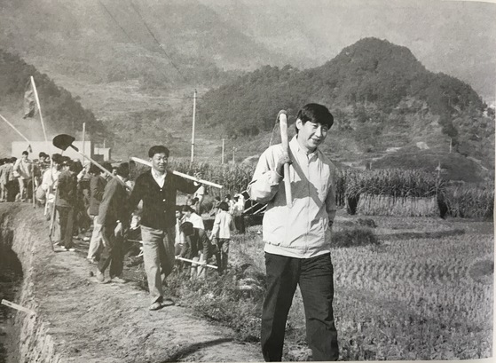 푸젠성 빈곤지역인 닝더지구 서기 시절 시진핑 주석(사진 앞)이 주민들과 함께 농사일을 나가는 장면. [출처: 시진핑 저서 '파탈빈곤']