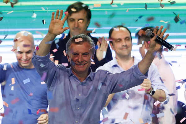 마우리시오 마크리 아르헨티나 대통령이 총선이 열린 22일(현지시간) 수도 부에노스아이레스의 집권 여당 연합 ‘캄비에모스’ 선거본부에서 열린 선거 승리 자축연에서 손을 흔들며 기뻐하고 있다. 부에노스아이레스|EPA연합뉴스