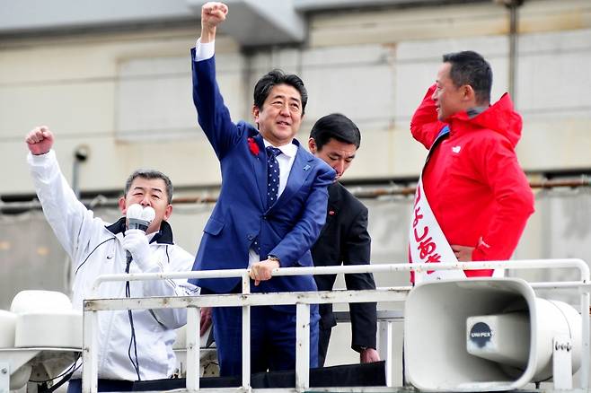 22일 일본 총선에서 자민당이 압승한 뒤 아베 신조 일본 총리/사진=블룸버그
