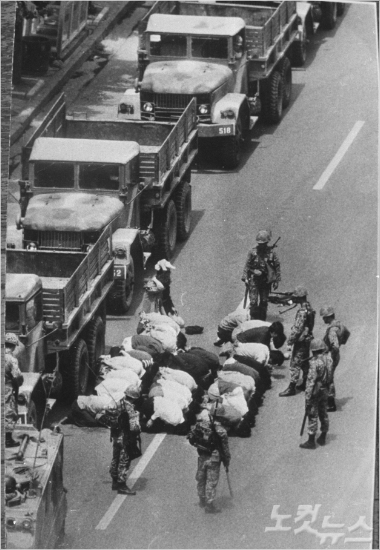 80년 5.18 당시 계엄군이 광주 시민을 강제 진압하고 있다. (사진=5.18 기념재단 제공)