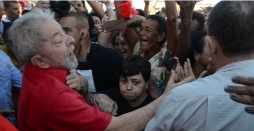 지난 8월 17일부터 9월 5일까지 북동부 캐러밴을 진행한 룰라(왼쪽)가 지지자들에 둘러싸여 있다. [브라질 뉴스포털 UOL]
