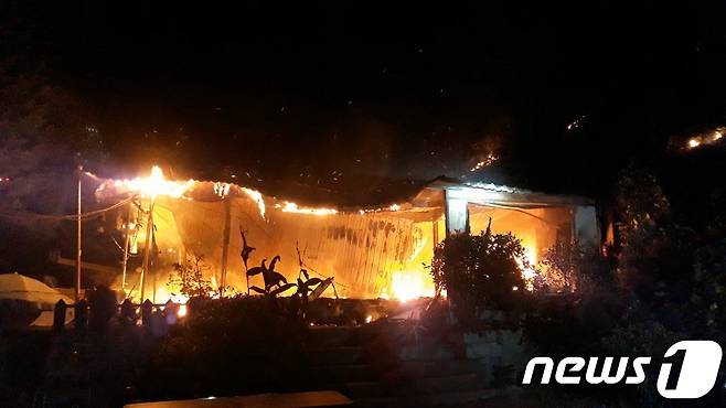 24일 오전 0시 5분쯤 부산 기장군에 있는 한 사찰 법당에서 불이나 1시간 40여분만에 진화됐다. 소방대원들이 불길을 진압하고 있다.(부산소방본부 제공)© News1