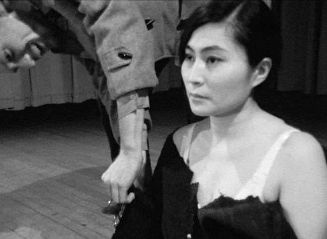1965년 뉴욕 카네기홀에서‘컷 피스’를 실연하고 있는 일본 작가 오노 요코. /국립현대미술관