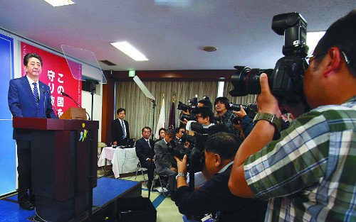 아베 신조 일본 총리가 중의원 선거 승리가 확정된 23일 도쿄 자민당 당사에서 기자회견을 하고 있다. 그는 이 자리에서 “국민 신뢰를 바탕으로 북한 위협에 강력히 대응하겠다”고 말했다. AP뉴시스