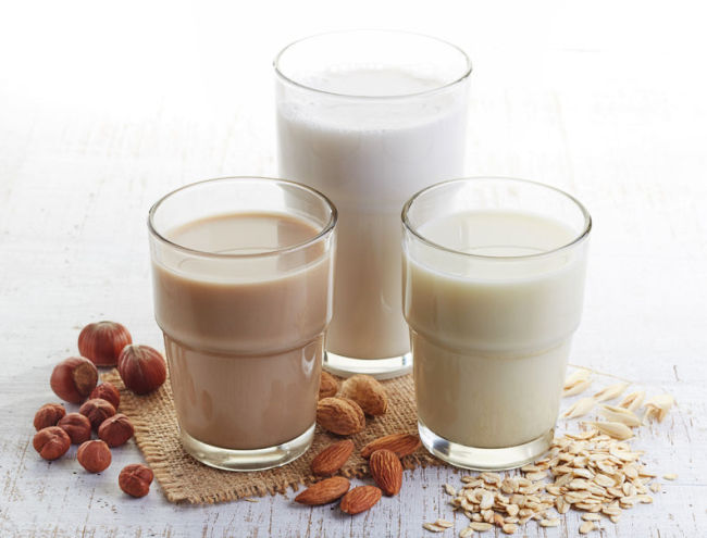 이른바 ‘채식주의’로 불리는 우유들. 아몬드, 코코넛, 귀리 등의 우유가 식물성 우유에 속한다.