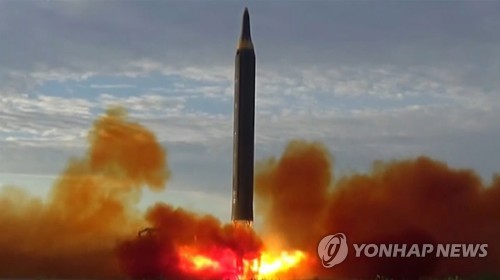 북한 조선중앙TV가 지난달 16일 공개한 중장거리탄도미사일(IRBM) '화성-12형'의 발사장면[연합뉴스 자료사진]