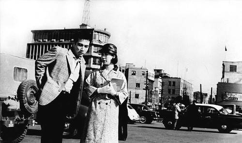 신성일과 엄앵란은 ‘맨발의 청춘’이 개봉한 이 해에 결혼한다. 결혼식 당일 몰려든 군중으로 인해 인근 교통이 마비될 정도로 둘은 당대의 스타커플이었다. 필자 제공