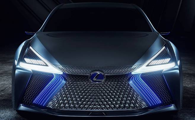 모래시계 형태 스핀들(Spindle) 그릴은 여전히 자태를 뽐낸다