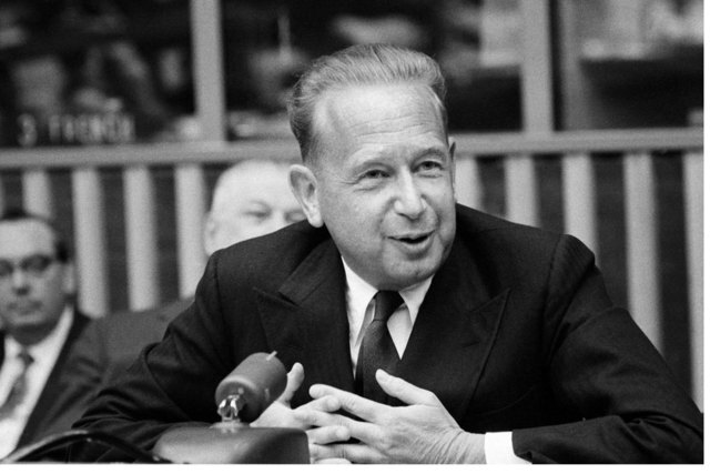 1961년 콩고 분쟁 해결 임무를 수행하던 중 비행기 추락사고로 숨진 제2대 유엔 사무총장 다그 함마르셸드가 1960년 3월 24일 기자회견을 하는 모습. 사진출처: 유엔(UN)
