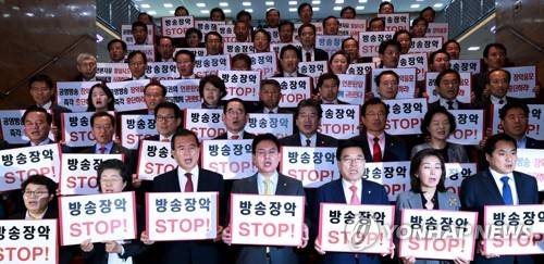 (서울=연합뉴스) 홍해인 기자 = 정우택 원내대표 등 자유한국당 의원들이 26일 오후 국회 본청 로텐더홀 앞 계단에서 이날 방송통신위원회의 방송문화진흥회 보궐이사 선임을 이유로 의원총회에서 27일부터의 국정감사 보이콧을 결정하고 손팻말을 든 채 구호를 외치고 있다. 2017.10.26 hihong@yna.co.kr
