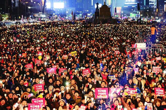 2016년 12월3일 서울 광화문광장에서 열린 제6차 촛불집회 모습. 이날 주최 쪽 추산으로 전국에서 232만명이 모여 최대 규모를 기록했다. 김태형 기자 xogud555@hani.co.kr