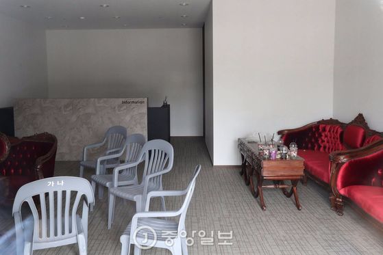인천 아시아드 주경기장에 있는 한 웨딩홀 예약실이 방치돼 있다.    인천=김경록 기자
