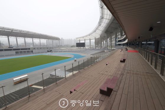 인천 아시아드 주경기장 내부 모습. VIP들이 있던 주빈석엔 의자 없이 계단만 있었다. 인천=김경록 기자