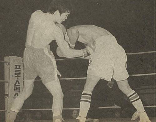 사진5. 프로데뷔전을 치르고 있는 서정수(왼쪽).