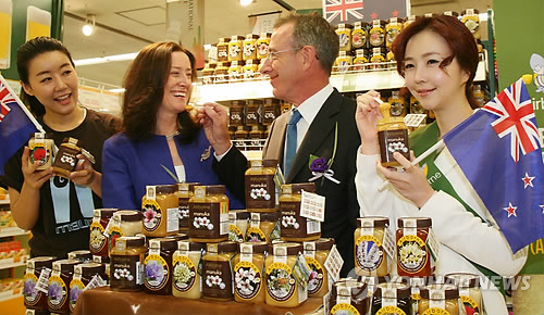 2011년 주한 뉴질랜드 대사 리처드 만(오른쪽 두번째) 부부의 마누카 꿀 홍보 모습[연합뉴스 자료사진]