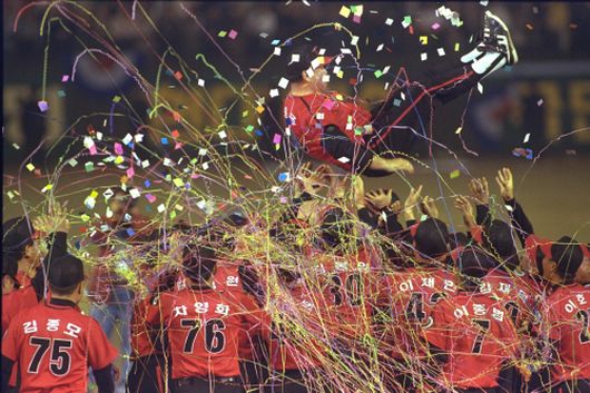 1996년 한국시리즈에 현대를 물리치고 우승을 거머쥔 해태. 6차전이 끝난 뒤 그라운드에서 승리를 자축하고 있다. 중앙포토