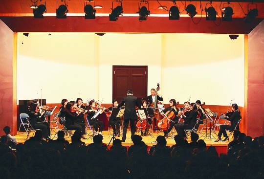 서울시향 스트링 챔버가 지난 4월 최수열 지휘로 서울 종로구 중앙고 강당에서 연주하는 모습. 서울시향 제공