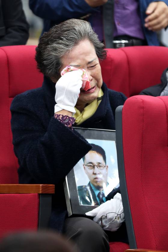 故 박도진 중위의 어머니 김정숙씨는 위령제 내내 아들의 사진을 가숨에 안고 있었다. 장진영 기자