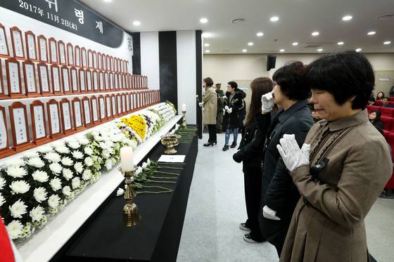 위령제에 참석한 유가족들이 분향을 하고 있다. 장진영 기자
