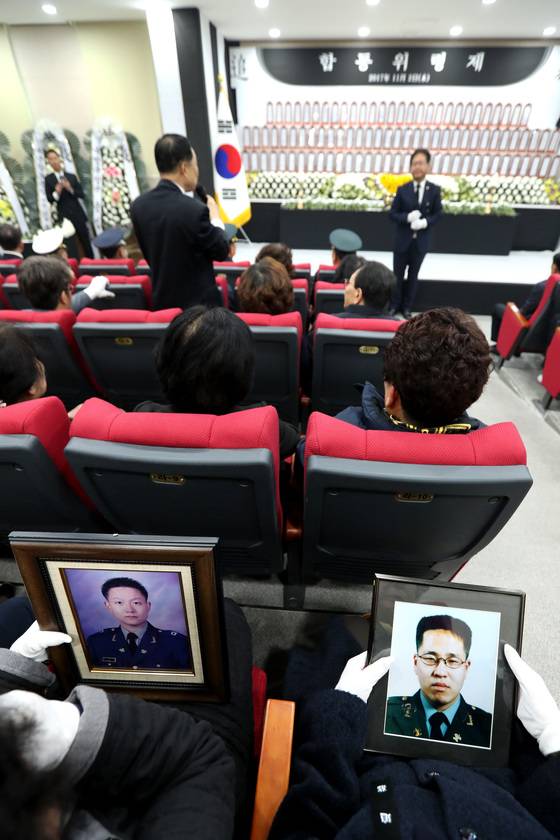 2일 오전 경기도 벽제 육군 제7지구봉안소 강당에서 군 의문사 등으로 희생된 미인수 영현 합동위령제가 열렸다. 장진영 기자