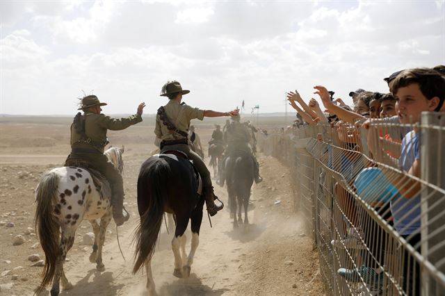 역사애호가와 기마부대의 후손들이 이스라엘 베르셰바에서 100년 전에 있었던 영국과 ANZAC기마부대가 터키군대에 승리한 전투를 기념하며 당시의 여정을 재현하고 있다. EPA 연합뉴스