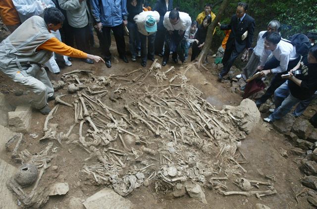 2004년 5월 경남 마산시 진전면의 일명 ‘산태골’에서 한국전쟁 중 보도연맹에 소속됐다 학살된 피해자들의 유골이 발굴됐다. 마산=연합뉴스.