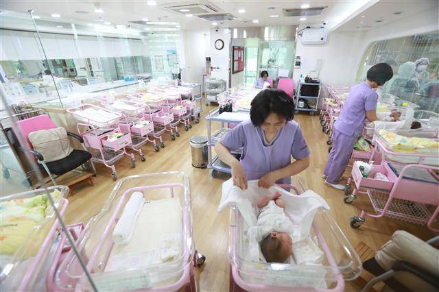 산후조리원 예약을 취소하면 입소 예정일까지 남은 기간에 따라 일정 위약금을 떼고 계약금을 환불받을 수 있다.서울신문 DB 산후조리원 예약을 취소하면 입소 예정일까지 남은 기간에 따라 일정 위약금을 떼고 계약금을 환불받을 수 있다.서울신문 DB