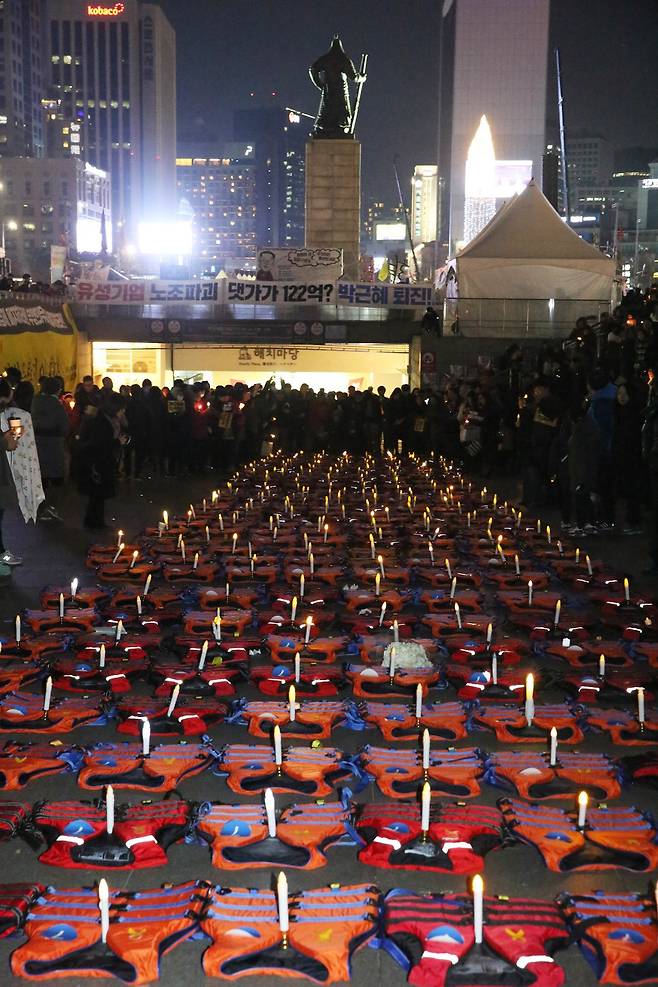 10일 오후 광화문광장에 세월호 희생자 304명을 의미하는 304개의 구명조끼가 놓여 있고 그 아래 희생자의 이름이 쓰여 있다. 김봉규 선임기자 bong9@hani.co.kr