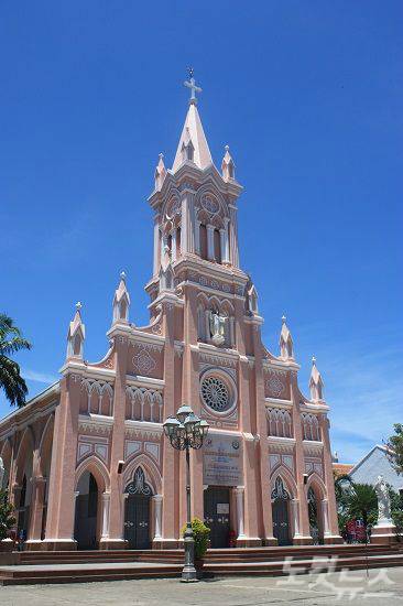 다낭 대성당 첨탑 꼭대기에는 닭 모습의 풍향계가 있어 현지인들에게 수탉교회라 불리고 있다. (사진=투어벨 제공)