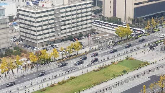 방한한 도널드 트럼프 미국 대통령이 탑승한 전용차량 '캐딜락 원'이 미 대사관 앞을 지나고 있다. 사진 정용수 기자