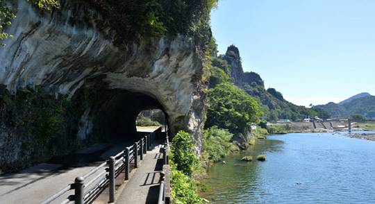 기타큐슈 남쪽의 작은 도시 나카쓰 교외에는 수직의 암벽이 서 있는 명승 계곡이 있다. 계곡의 터널은 350여 년 전쯤 스님과 석공이 주민들을 위해 30년 동안 강변의 기암을 정과 망치만으로 파내 만들었다는 동굴을 넓힌 것이다.
