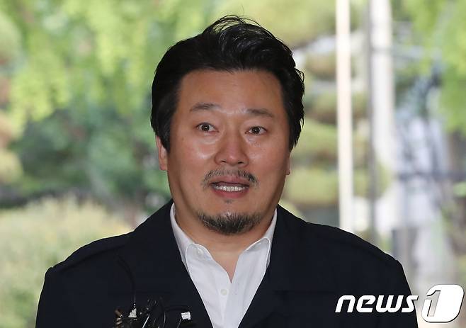 이상호 고발뉴스 기자가 19일 서울 종로구 서울지방경찰청에 출석하고 있다. 이날 가수 고(故) 김광석씨의 딸 서연양의 사망 의혹 사건을 수사중인 서울지방경찰청 광역수사대는 이상호 기자를 재소환해 조사했다. 2017.10.19/뉴스1 © News1 박지혜 기자