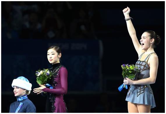 2014 소치 동계올림픽에서 은메달을 차지한 김연아(왼쪽)가 금메달을 획득한 러시아의 아델리나 소트니코바에게 박수를 보내고 있다. 연합뉴스