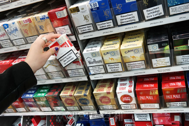담배는 편의점 상품 가운데 매출 규모(40~45%)가 가장 클 뿐만 아니라 연관 구매 효과도 상당해 ‘매출 효자’이자 ‘핵심 상품’으로 꼽힌다. [헤럴드경제DB]