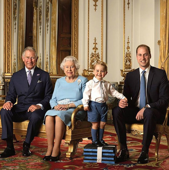 엘리자베스 여왕부터 4대에 걸쳐 장손들이 모여 촬영한 가족사진. 왼쪽부터 찰스 왕세자, 엘리자베스 여왕, 증손자 조지 왕자, 왕세손 윌리엄 왕자. [사진 중앙포토]