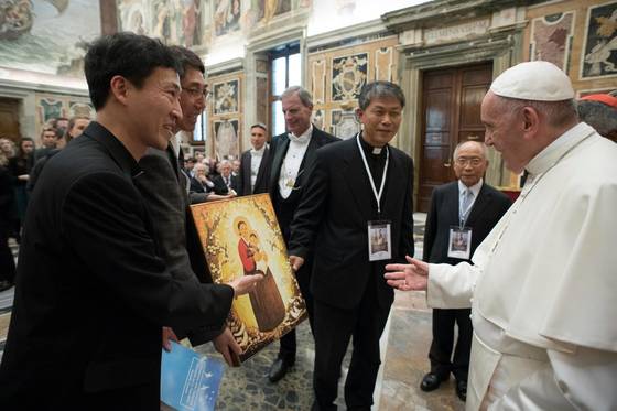 10일 바티칸에서 한국의 사제로부터 한복을 입은 성모 액자를 선물 받은 프란치스코 교황[AFP=연합뉴스]
