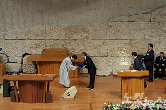 명성교회에 김하나 목사가 부임했다. 김하나 목사는 12일 오전 새노래명성교회를 사임하고, 12일 저녁 명성교회 제2대 담임목사가 됐다.
