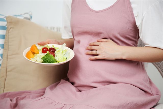 우리나라 임신부의 절반 이상이 하루 한 끼 이상을 거르는 것으로 나타나 태아 건강에 빨간 불이 켜졌다. 게티이미지뱅크