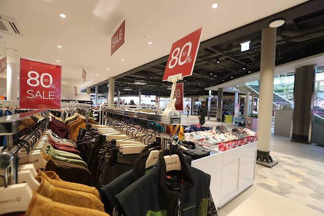 휴게소 2층에 마련된 의류, 신발, 속옷 등을 판매하는 아웃렛 매장. 신인섭 기자