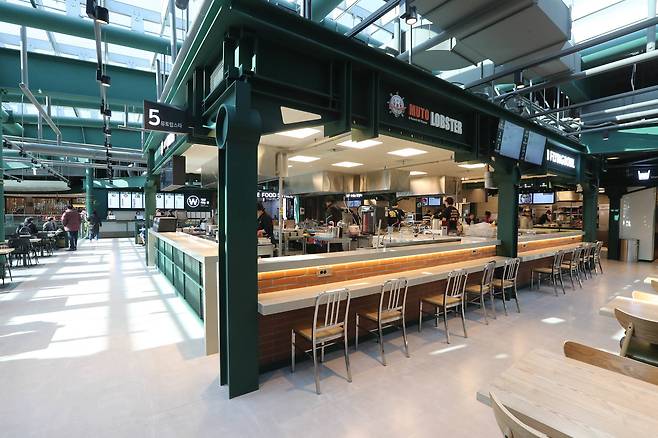 휴게소 3층 푸드코트에서는 한식 양식 중식 등 다양한 음식을 먹을 수 있다. 신인섭 기자